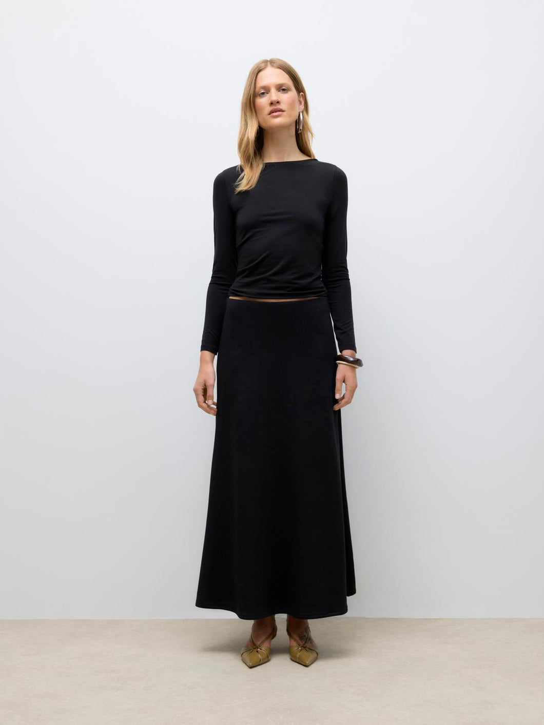 model_shot-front